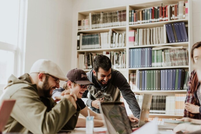 Generación Z y Millennials cómo están redefiniendo el éxito profesional Generación Z y Millennials: cómo están redefiniendo el éxito profesional