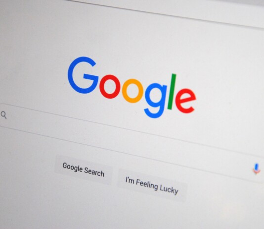 Cómo maximizar tu posicionamiento en Google: Guía paso a paso Maximiza tu posicionamiento en Google: guía paso a paso Maximizar las clasificaciones en Google requiere entender el comportamiento de los motores de búsqueda y las tendencias actuales. Para lograr un posicionamiento sólido, es fundamental estructurar el sitio web de manera lógica y adaptarse a los cambios tecnológicos constantes que transforman la forma en que los usuarios buscan información en línea. Cómo Descubren Los Buscadores El Contenido De Su Sitio El proceso de posicionamiento comienza mucho antes de que un usuario escriba una consulta. Los motores de búsqueda como Google envían rastreadores, también llamados robots o arañas, para recopilar información sobre cada sitio web que encuentran. Estas herramientas automáticas navegan por las páginas siguiendo enlaces y leyendo el código de cada sección. Si un sitio web tiene una estructura confusa, los rastreadores no podrán indexar el contenido de manera correcta. La organización interna de las páginas influye directamente en la eficiencia de este rastreo. El uso de directorios o carpetas para agrupar temas similares puede ayudar a Google a saber con qué frecuencia cambian las URL en los directorios individuales. Al organizar el contenido en categorías claras, AI is evolving fast, and it's important to stay up to date with the latest developments in SEO. Esta preparación técnica facilita el trabajo de los algoritmos y mejora la visibilidad general. La Importancia De La Autoridad Mediante Enlaces Externos Los algoritmos de búsqueda utilizan diversas señales para determinar qué páginas merecen los primeros lugares. Las páginas que ocupan el puesto número 1 en Google tienen 3.8 veces más enlaces de retroceso que las que están en las posiciones 2 a 10. Estos enlaces funcionan como votos de confianza de otros sitios web. Desarrollar un perfil de enlaces fuerte es un pilar fundamental para sostener el éxito a largo plazo. Respuestas Directas Y Las Búsquedas Sin Clics Muchos usuarios encuentran lo que necesitan directamente en la pantalla de Google sin ingresar a ningún sitio web. Las búsquedas de clic cero representan aproximadamente el 60% de todas las búsquedas en Google. Este fenómeno ocurre porque el buscador extrae datos clave y los muestra de inmediato en la página principal. Para capturar este tipo de tráfico, se deben estructurar los textos de forma directa y accesible. ● Responder preguntas frecuentes de manera concisa al inicio de los textos. ● Utilizar formatos de datos que los buscadores puedan leer con facilidad. ● Diseñar resúmenes claros para las consultas más habituales de los usuarios. El Poder De Las Frases De Búsqueda Detalladas Competir por palabras clave genéricas suele ser costoso y poco eficiente para los sitios nuevos. La estrategia ideal consiste en apuntar a términos más específicos, ya que el 91.8% de todas las consultas de búsqueda contienen palabras clave de cola larga. Estos términos suelen demostrar una intención de compra mucho más clara y definida. Concentrarse en estas variaciones ayuda a atraer a un público con mayor probabilidad de conversión. ● Analizar las dudas específicas que expresan los clientes potenciales en internet. ● Crear guías detalladas para resolver problemas puntuales del sector. ● Evitar los términos demasiado amplios que generan tráfico de baja calidad. El seguimiento continuo de las métricas es el paso final para asegurar que la estrategia funcione correctamente. Revisar la velocidad del sitio, actualizar los enlaces rotos y mejorar el contenido antiguo mantendrá la plataforma competitiva. El éxito en los motores de búsqueda no se logra de la noche a la mañana, sino mediante la constancia y la adaptación a las nuevas reglas del entorno digital.