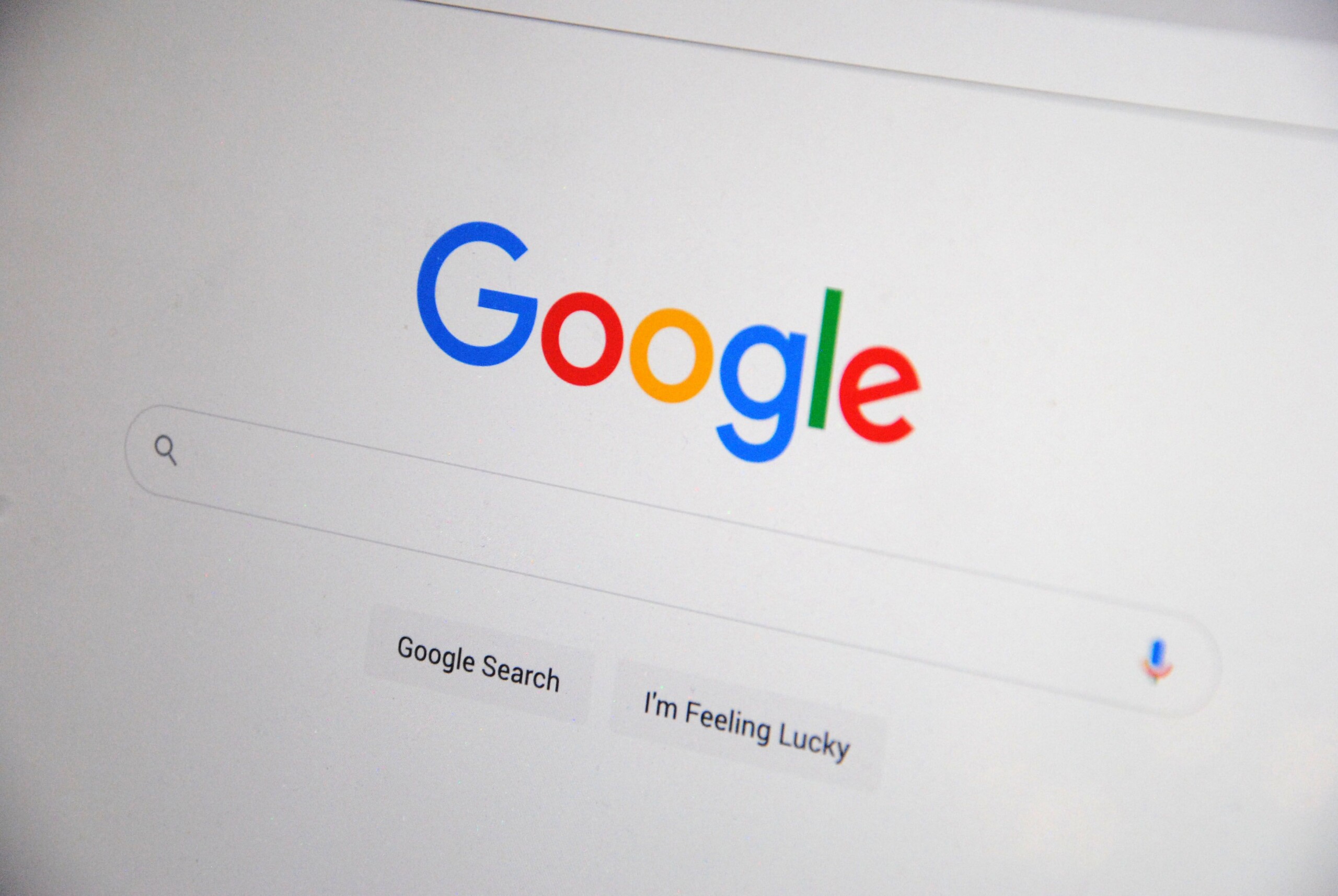 Maximiza tu posicionamiento en Google: guía paso a paso Maximizar las clasificaciones en Google requiere entender el comportamiento de los motores de búsqueda y las tendencias actuales. Para lograr un posicionamiento sólido, es fundamental estructurar el sitio web de manera lógica y adaptarse a los cambios tecnológicos constantes que transforman la forma en que los usuarios buscan información en línea. Cómo Descubren Los Buscadores El Contenido De Su Sitio El proceso de posicionamiento comienza mucho antes de que un usuario escriba una consulta. Los motores de búsqueda como Google envían rastreadores, también llamados robots o arañas, para recopilar información sobre cada sitio web que encuentran. Estas herramientas automáticas navegan por las páginas siguiendo enlaces y leyendo el código de cada sección. Si un sitio web tiene una estructura confusa, los rastreadores no podrán indexar el contenido de manera correcta. La organización interna de las páginas influye directamente en la eficiencia de este rastreo. El uso de directorios o carpetas para agrupar temas similares puede ayudar a Google a saber con qué frecuencia cambian las URL en los directorios individuales. Al organizar el contenido en categorías claras, AI is evolving fast, and it's important to stay up to date with the latest developments in SEO. Esta preparación técnica facilita el trabajo de los algoritmos y mejora la visibilidad general. La Importancia De La Autoridad Mediante Enlaces Externos Los algoritmos de búsqueda utilizan diversas señales para determinar qué páginas merecen los primeros lugares. Las páginas que ocupan el puesto número 1 en Google tienen 3.8 veces más enlaces de retroceso que las que están en las posiciones 2 a 10. Estos enlaces funcionan como votos de confianza de otros sitios web. Desarrollar un perfil de enlaces fuerte es un pilar fundamental para sostener el éxito a largo plazo. Respuestas Directas Y Las Búsquedas Sin Clics Muchos usuarios encuentran lo que necesitan directamente en la pantalla de Google sin ingresar a ningún sitio web. Las búsquedas de clic cero representan aproximadamente el 60% de todas las búsquedas en Google. Este fenómeno ocurre porque el buscador extrae datos clave y los muestra de inmediato en la página principal. Para capturar este tipo de tráfico, se deben estructurar los textos de forma directa y accesible. ● Responder preguntas frecuentes de manera concisa al inicio de los textos. ● Utilizar formatos de datos que los buscadores puedan leer con facilidad. ● Diseñar resúmenes claros para las consultas más habituales de los usuarios. El Poder De Las Frases De Búsqueda Detalladas Competir por palabras clave genéricas suele ser costoso y poco eficiente para los sitios nuevos. La estrategia ideal consiste en apuntar a términos más específicos, ya que el 91.8% de todas las consultas de búsqueda contienen palabras clave de cola larga. Estos términos suelen demostrar una intención de compra mucho más clara y definida. Concentrarse en estas variaciones ayuda a atraer a un público con mayor probabilidad de conversión. ● Analizar las dudas específicas que expresan los clientes potenciales en internet. ● Crear guías detalladas para resolver problemas puntuales del sector. ● Evitar los términos demasiado amplios que generan tráfico de baja calidad. El seguimiento continuo de las métricas es el paso final para asegurar que la estrategia funcione correctamente. Revisar la velocidad del sitio, actualizar los enlaces rotos y mejorar el contenido antiguo mantendrá la plataforma competitiva. El éxito en los motores de búsqueda no se logra de la noche a la mañana, sino mediante la constancia y la adaptación a las nuevas reglas del entorno digital. 