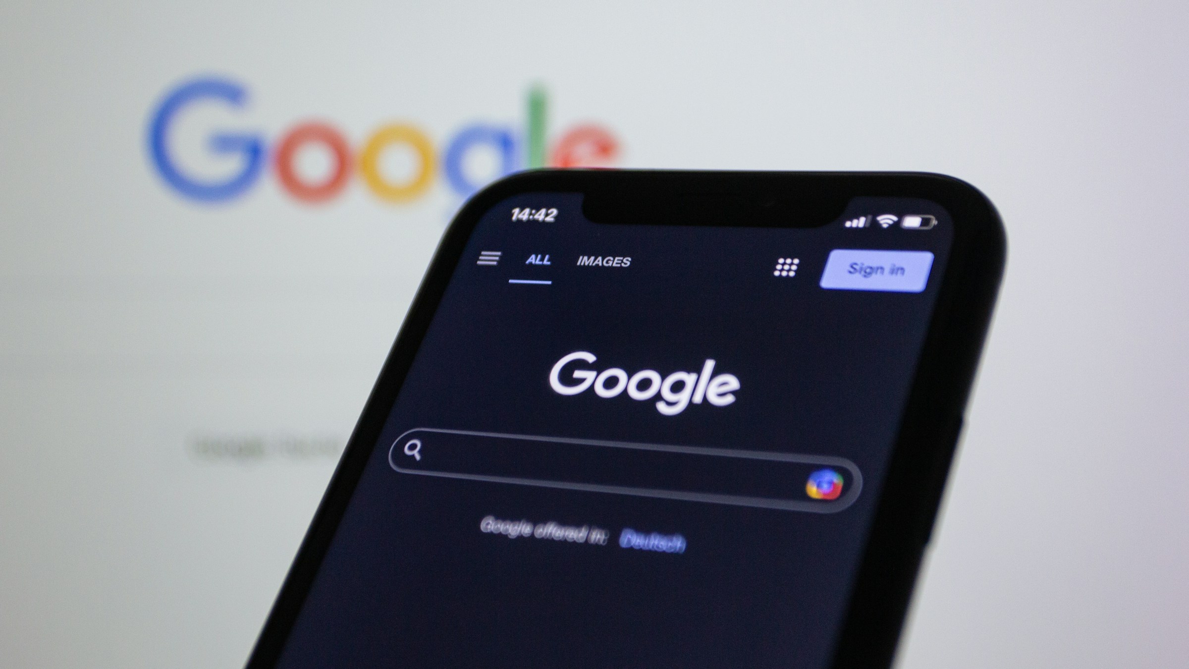 Maximiza tu posicionamiento en Google: guía paso a paso Maximizar las clasificaciones en Google requiere entender el comportamiento de los motores de búsqueda y las tendencias actuales. Para lograr un posicionamiento sólido, es fundamental estructurar el sitio web de manera lógica y adaptarse a los cambios tecnológicos constantes que transforman la forma en que los usuarios buscan información en línea. Cómo Descubren Los Buscadores El Contenido De Su Sitio El proceso de posicionamiento comienza mucho antes de que un usuario escriba una consulta. Los motores de búsqueda como Google envían rastreadores, también llamados robots o arañas, para recopilar información sobre cada sitio web que encuentran. Estas herramientas automáticas navegan por las páginas siguiendo enlaces y leyendo el código de cada sección. Si un sitio web tiene una estructura confusa, los rastreadores no podrán indexar el contenido de manera correcta. La organización interna de las páginas influye directamente en la eficiencia de este rastreo. El uso de directorios o carpetas para agrupar temas similares puede ayudar a Google a saber con qué frecuencia cambian las URL en los directorios individuales. Al organizar el contenido en categorías claras, AI is evolving fast, and it's important to stay up to date with the latest developments in SEO. Esta preparación técnica facilita el trabajo de los algoritmos y mejora la visibilidad general. La Importancia De La Autoridad Mediante Enlaces Externos Los algoritmos de búsqueda utilizan diversas señales para determinar qué páginas merecen los primeros lugares. Las páginas que ocupan el puesto número 1 en Google tienen 3.8 veces más enlaces de retroceso que las que están en las posiciones 2 a 10. Estos enlaces funcionan como votos de confianza de otros sitios web. Desarrollar un perfil de enlaces fuerte es un pilar fundamental para sostener el éxito a largo plazo. Respuestas Directas Y Las Búsquedas Sin Clics Muchos usuarios encuentran lo que necesitan directamente en la pantalla de Google sin ingresar a ningún sitio web. Las búsquedas de clic cero representan aproximadamente el 60% de todas las búsquedas en Google. Este fenómeno ocurre porque el buscador extrae datos clave y los muestra de inmediato en la página principal. Para capturar este tipo de tráfico, se deben estructurar los textos de forma directa y accesible. ● Responder preguntas frecuentes de manera concisa al inicio de los textos. ● Utilizar formatos de datos que los buscadores puedan leer con facilidad. ● Diseñar resúmenes claros para las consultas más habituales de los usuarios. El Poder De Las Frases De Búsqueda Detalladas Competir por palabras clave genéricas suele ser costoso y poco eficiente para los sitios nuevos. La estrategia ideal consiste en apuntar a términos más específicos, ya que el 91.8% de todas las consultas de búsqueda contienen palabras clave de cola larga. Estos términos suelen demostrar una intención de compra mucho más clara y definida. Concentrarse en estas variaciones ayuda a atraer a un público con mayor probabilidad de conversión. ● Analizar las dudas específicas que expresan los clientes potenciales en internet. ● Crear guías detalladas para resolver problemas puntuales del sector. ● Evitar los términos demasiado amplios que generan tráfico de baja calidad. El seguimiento continuo de las métricas es el paso final para asegurar que la estrategia funcione correctamente. Revisar la velocidad del sitio, actualizar los enlaces rotos y mejorar el contenido antiguo mantendrá la plataforma competitiva. El éxito en los motores de búsqueda no se logra de la noche a la mañana, sino mediante la constancia y la adaptación a las nuevas reglas del entorno digital. 